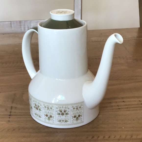 Royal Doulton Samarra Coffee Pot & Lid
Vintage English translucent china - Picture 5 of 16